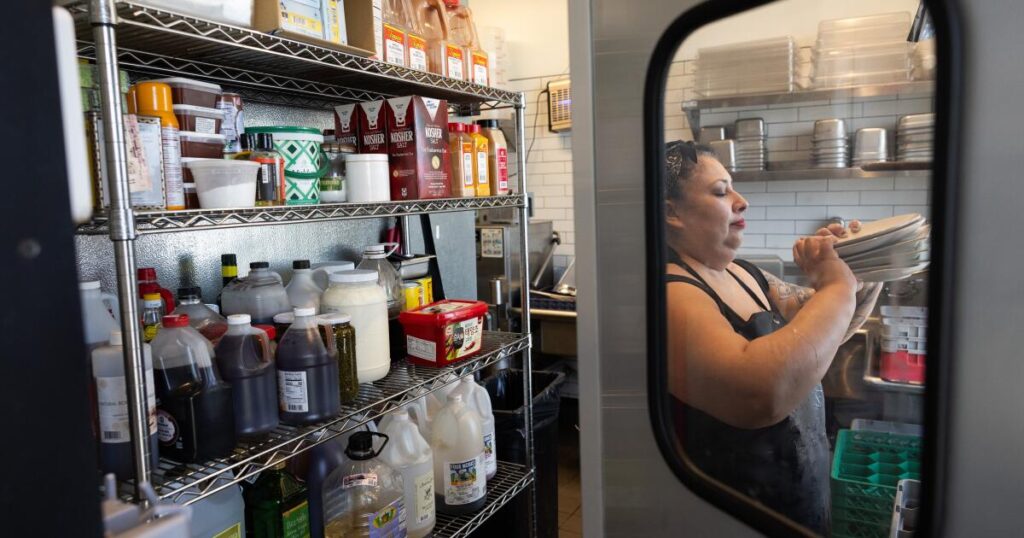Restaurant dishwasher cleans 500 a shift and says it's her therapy