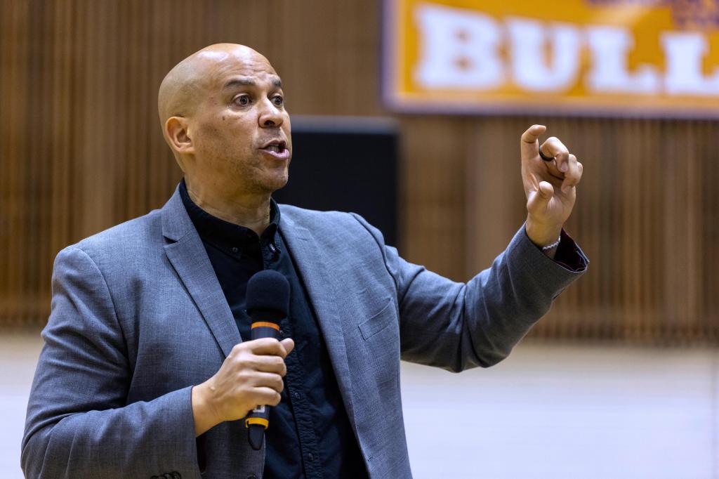 En foro público en Nueva Jersey, Cory Booker insta a actuar para oponerse a agenda de Trump – Chicago Tribune