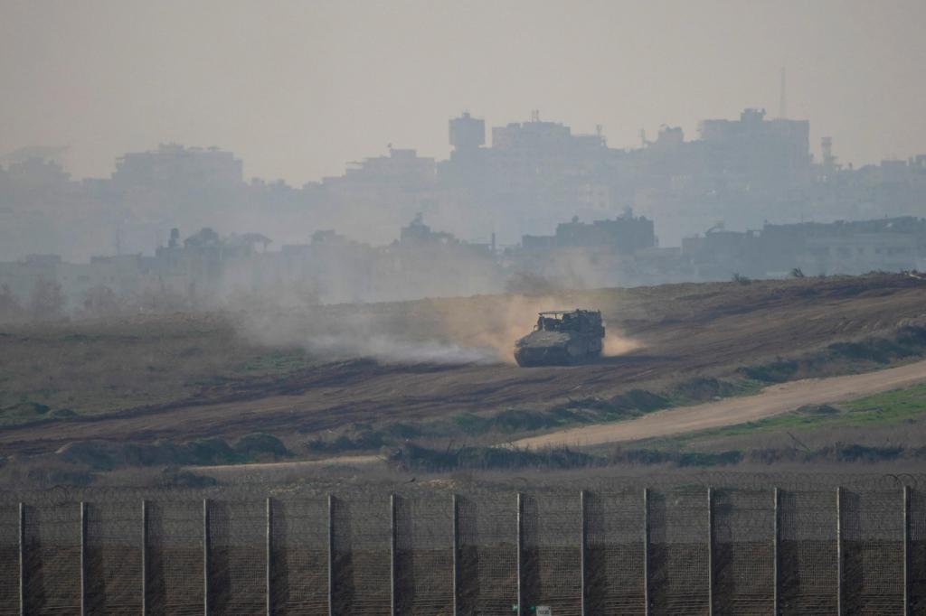 Israel mata y hiere a periodistas en ataques a tiendas cerca de hospitales en Gaza – Chicago Tribune