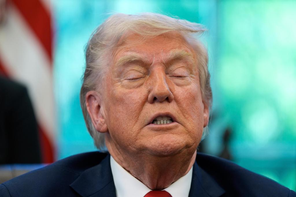 Juez prohíbe a Trump negar fondos federales a ciudades santuario que limitan cooperación migratoria – Chicago Tribune