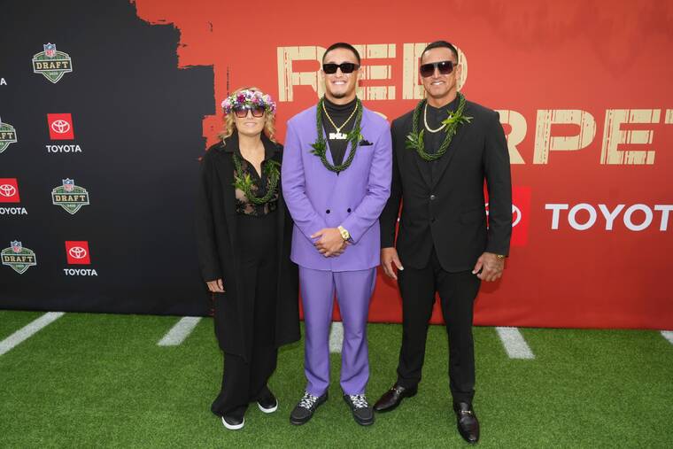 KIRBY LEE / IMAGN IMAGES
Arizona Wildcats wide receiver Tetairoa McMillan with his parents Shawn Dutro and Wyatt McMillan on the red carpet before the 2025 NFL Draft at Lambeau Field today. Waimanalo-born McMillan was chosen eighth by the Carolina Panthers in todays NFL Draft.
