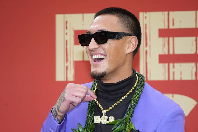 KIRBY LEE / IMAGN IMAGES
Arizona Wildcats wide receiver Tetairoa McMillan shows off a necklace referencing Waimanalo and his jersey number, 4, on the red carpet before the 2025 NFL Draft at Lambeau Field today.