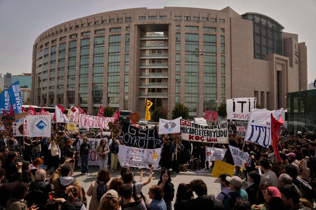 Decenas de detenidos en Turquía, que avanza en pesquisa que llevó a prisión al alcalde de Estambul – Chicago Tribune