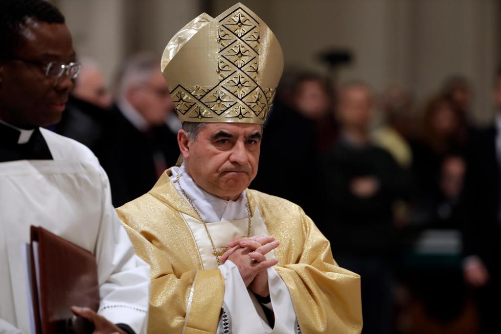 Prelados agradecen al cardenal Becciu por retirarse del cónclave – Chicago Tribune