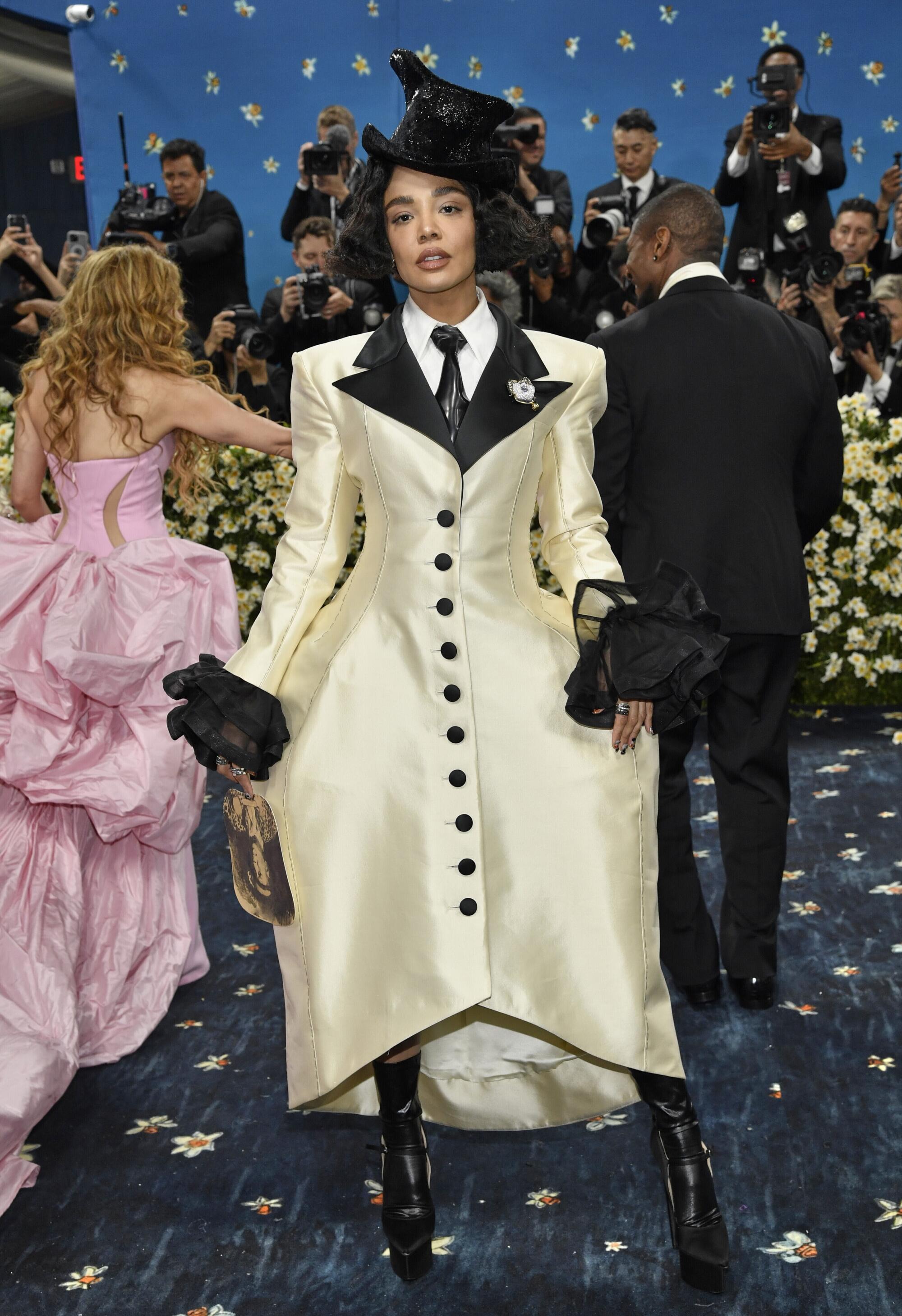 Tessa Thompson asiste a la Met gala que celebra la inauguración de la exposición "Superfine: Tailoring Black Style"