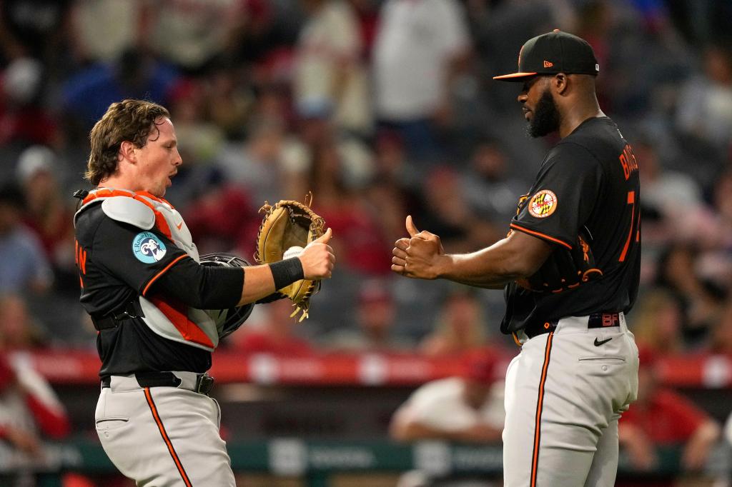 Orioles vencen 4-1 a Angelinos con gran inicio de Tomoyuki Sugano y dos impulsadas de Henderson – Chicago Tribune