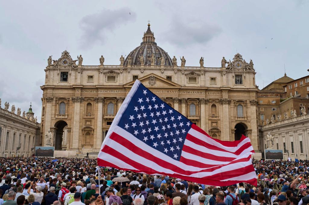 Fieles reaccionan a la primera bendición dominical del papa León XIV – Chicago Tribune