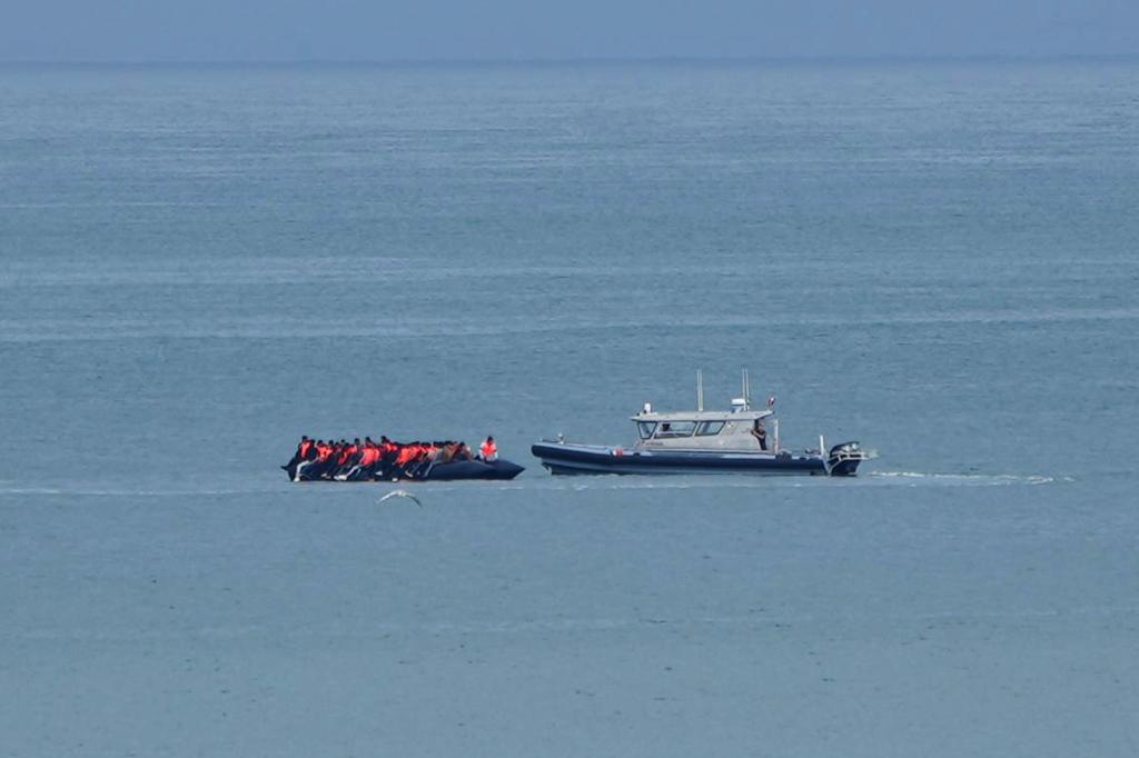 Muere una persona al hundirse un barco con migrantes en el Canal de la Mancha – Chicago Tribune