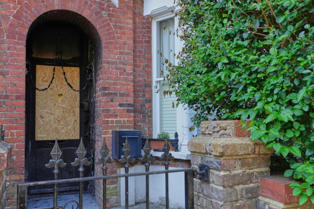 Acusan a un tercer hombre por incendios en propiedades vinculadas al primer ministro británico – Chicago Tribune