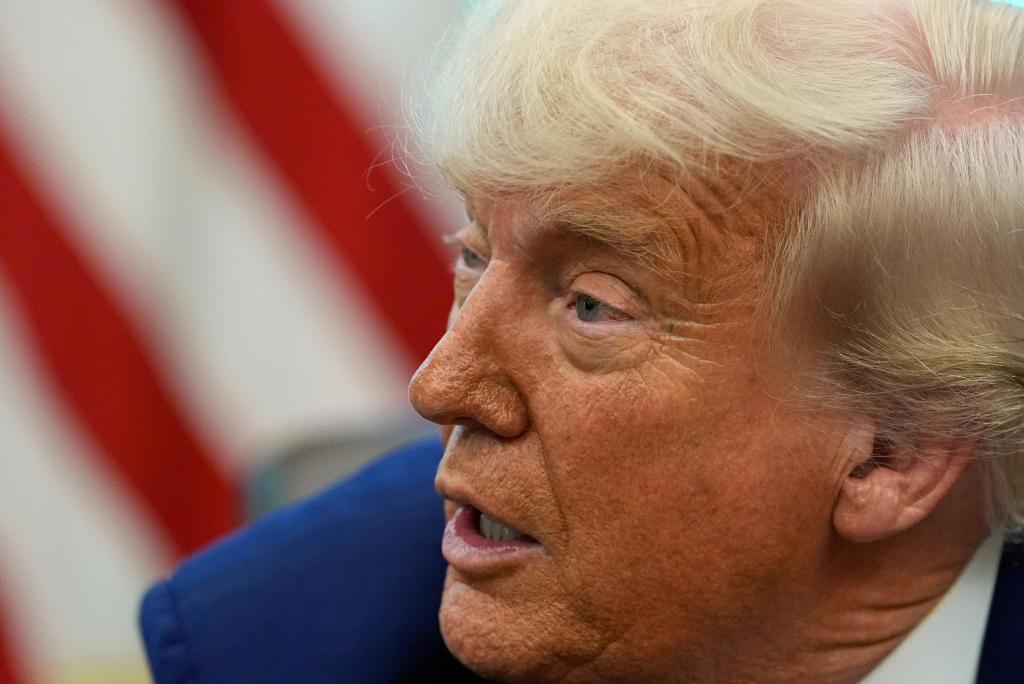Trump pide a la Corte Suprema que impida acceso de supervisores a documentos del DOGE – Chicago Tribune