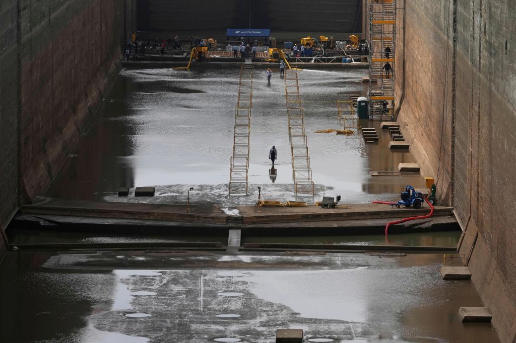 el histórico Canal de Panamá vacía una de sus esclusas para mantenimiento – Chicago Tribune