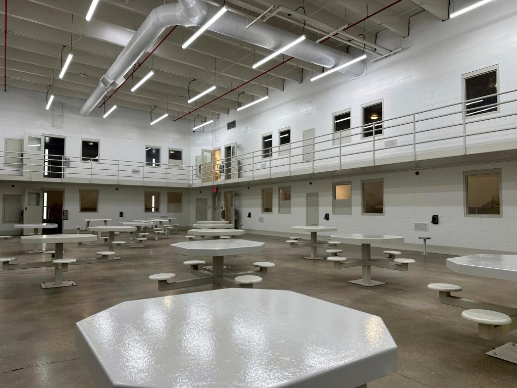 ICE usa contratos sin licitación, que benefician a grandes firmas, para obtener camas para detención – Chicago Tribune