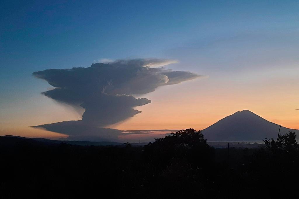 Erupción volcánica en Indonesia causa evacuaciones y cancelación de vuelos – Chicago Tribune