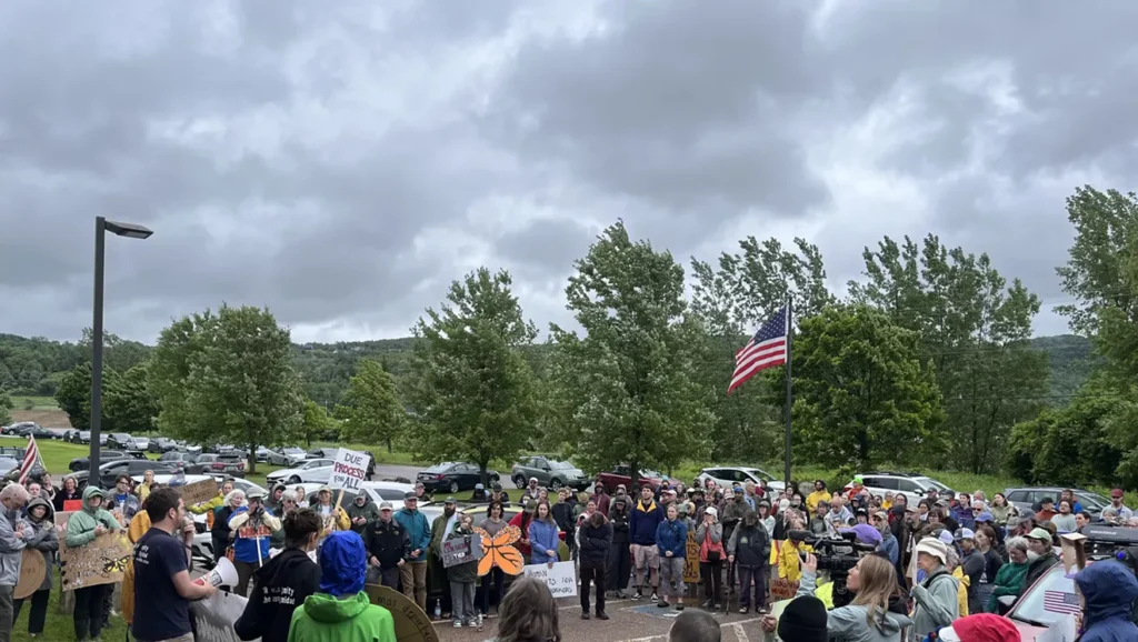 Migrant Mother to Seven Avoids ICE Detention — for Now