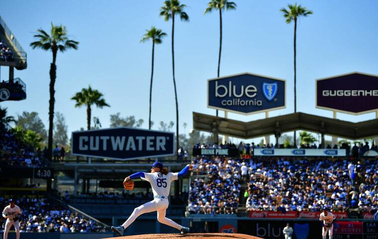 Nezza defies Dodgers, sings U.S. anthem in Spanish at game