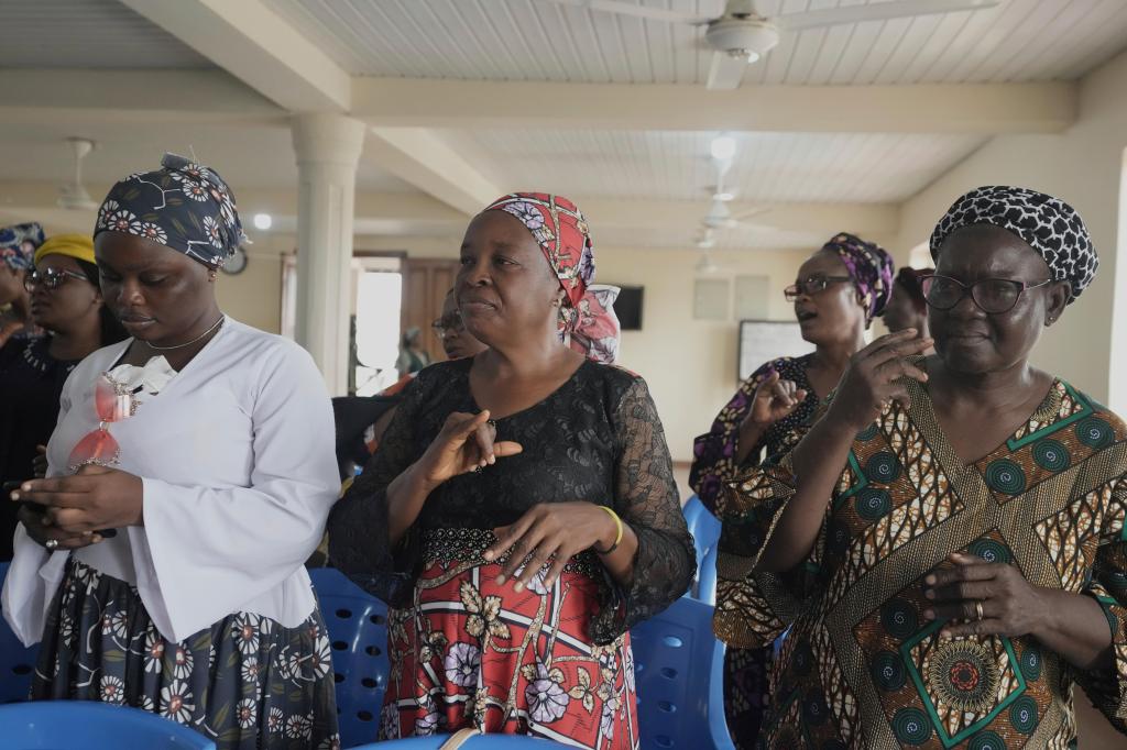 Personas sordas encuentran fe y comunidad en una iglesia en Nigeria – Chicago Tribune