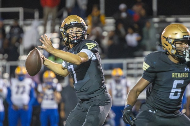 Richards's Noah Escobedo (7) throws the ball against Crete-Monee during a non-conference game in Oak Lawn on Friday, Aug. 29, 2025. (Troy Stolt for the Daily Southtown)