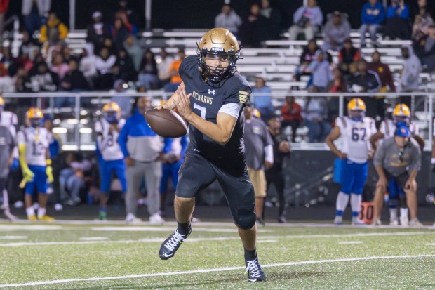 Richards's Noah Escobedo (7) runs the ball against Crete-Monee during a non-conference game in Oak Lawn on Friday, Aug. 29, 2025. (Troy Stolt for the Daily Southtown)