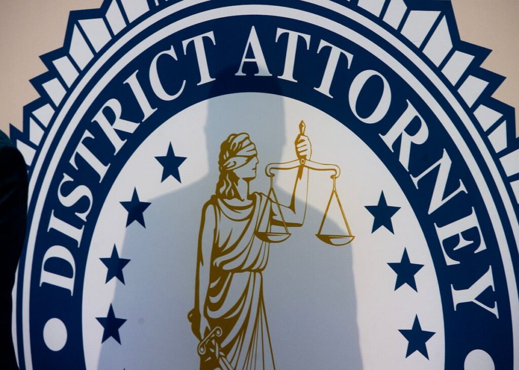 Un hombre de Utah, el Gran Brujo, que se anunciaba como sanador y lector de cartas del tarot presuntamente abusó sexualmente de sus clientes.