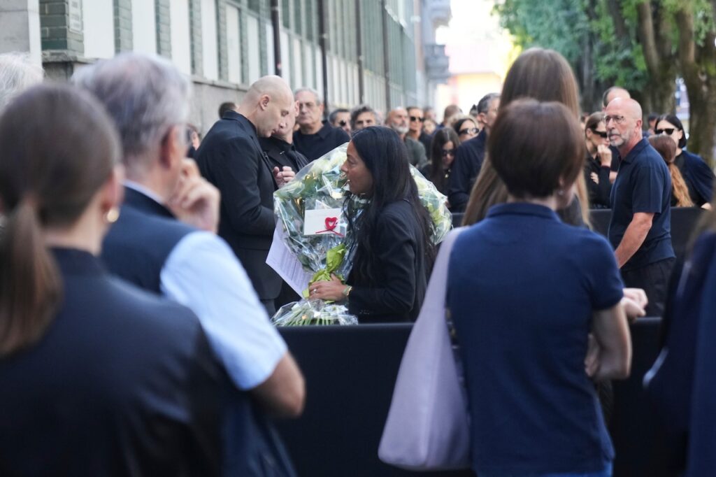 Celebrities and ordinary mourners went to pay last respects for Italian fashion legend