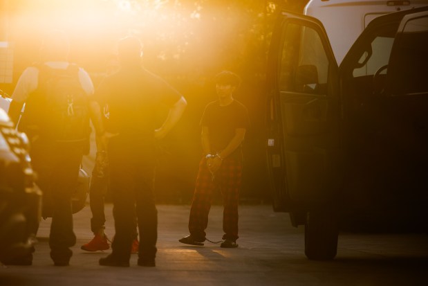 Federal agents watch as detainees arrive at an Immigration and Customs Enforcement facility on Sept. 12, 2025, in Broadview. (Armando L. Sanchez/Chicago Tribune)