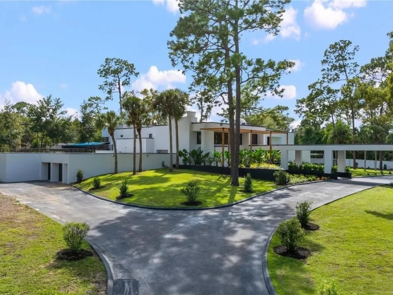 Orlando-area home of bank tycoon with courtyard pool, tennis court hits market