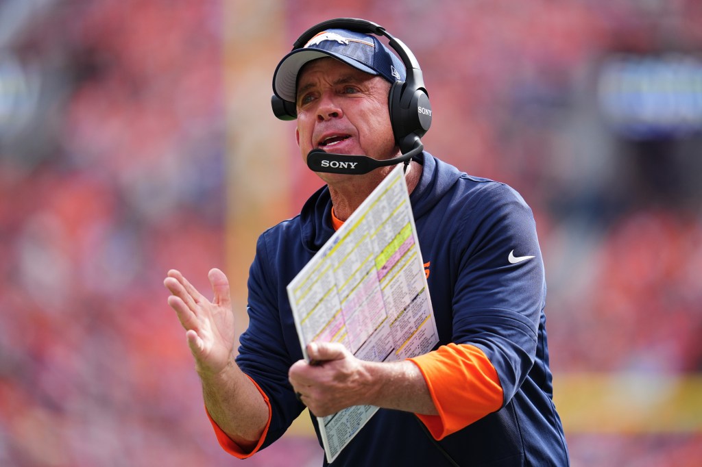 'Silly' to run on field, argue call in Broncos-Giants