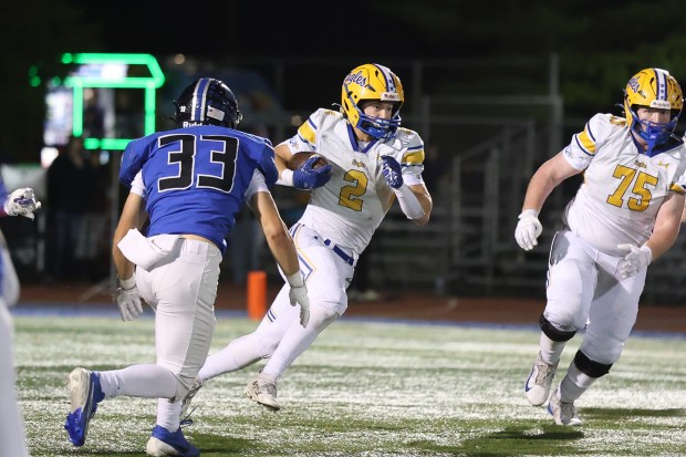 Sandburg's Luke Basiorka finds a hole on a run against Lincoln-Way East on Thursday, Oct. 23, 2025, in Frankfort. (Gary Middendorf/for the Daily Southtown)