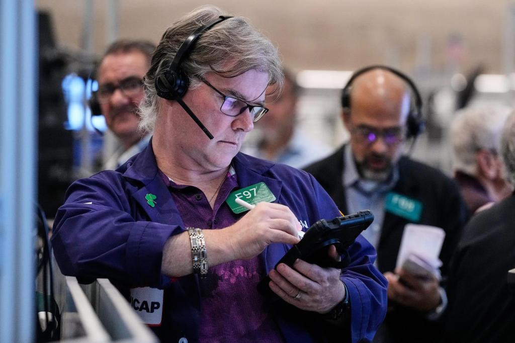 US stocks rally toward more records ahead of pivotal week for Wall Street