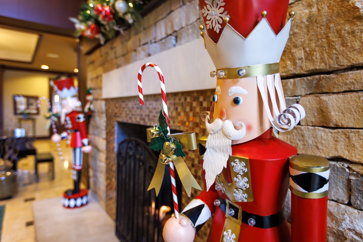 details of decorated lobby at Ross Bridge Resort