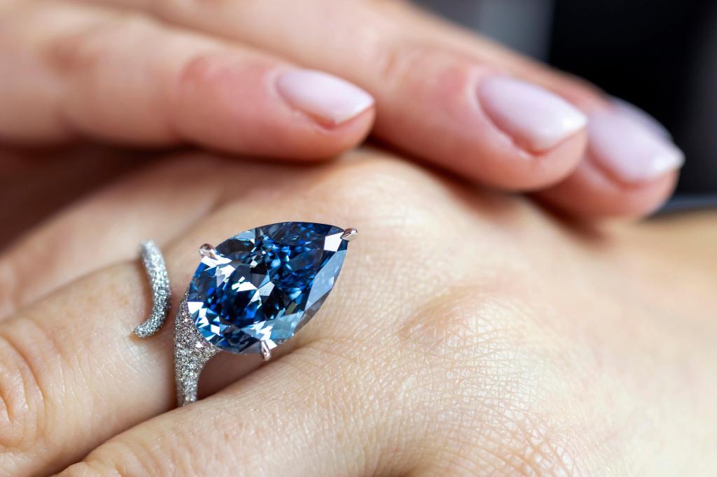 Diamante “Mellon Blue” se vende por $26,6 millones en subasta en Suiza – Chicago Tribune