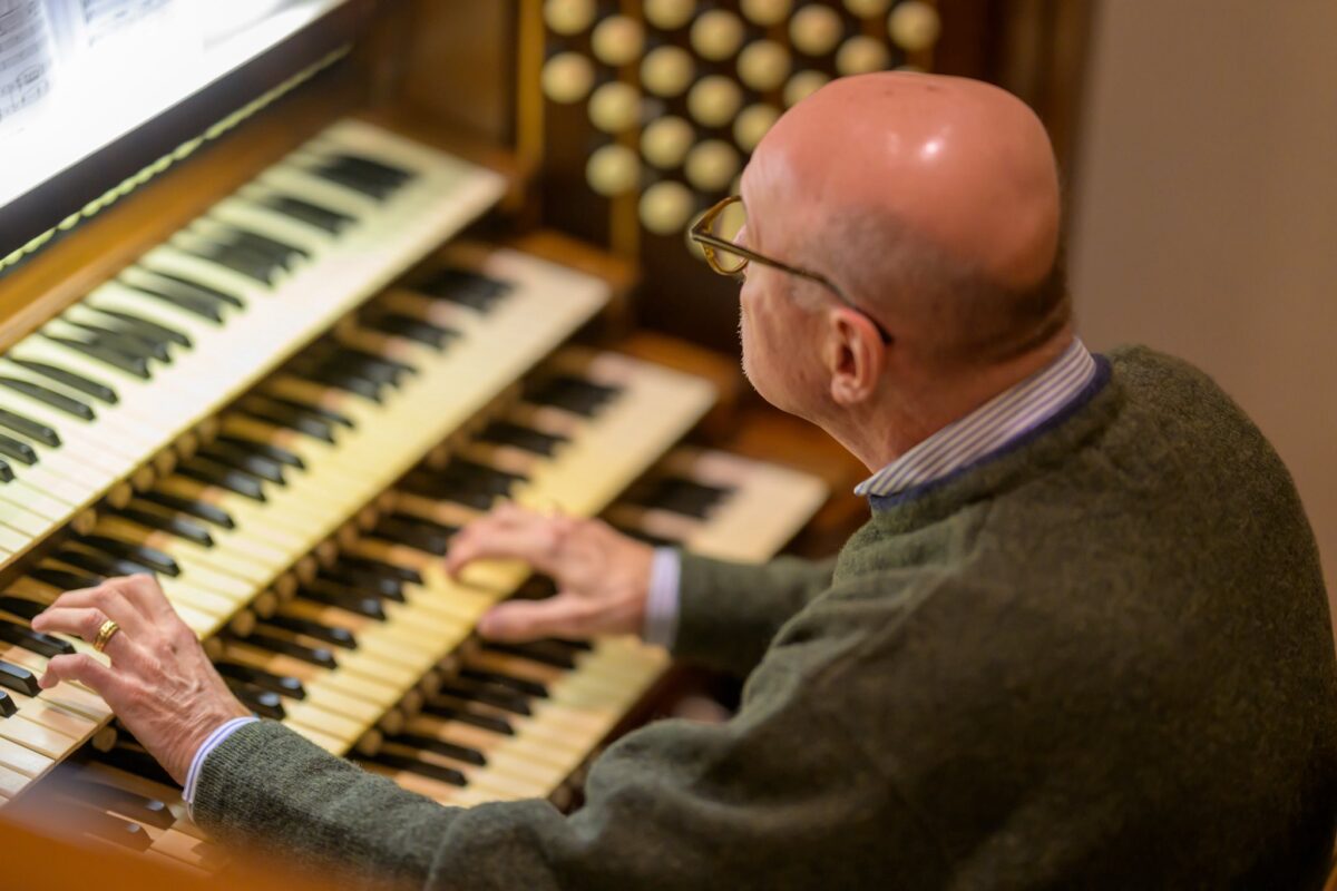 Birmingham-Southern Alumni Choir returning for 2025 Lessons and Carols performance 2 Man playing a large organ instrument.