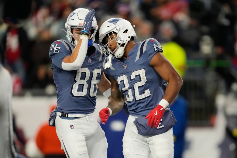 Patriots run winning streak to eight with win over Jets