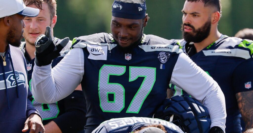 Seahawks, tackle Charles Cross agree to terms on four-year extension