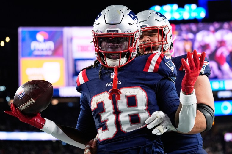 Patriots rout Dolphins, wrap up No. 2 seed in playoffs