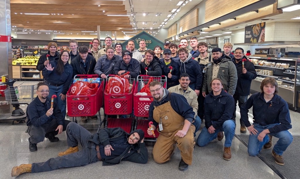 Pipefitters bring holiday cheer for Glenwood students