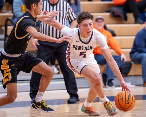 Oswego's Mariano Velasco (5) drives pasts the defense against Metea Valley during a non conference game in Oswego on Wednesday, Jan. 21, 2026. (Jeremy Toney / for the The Beacon-News)