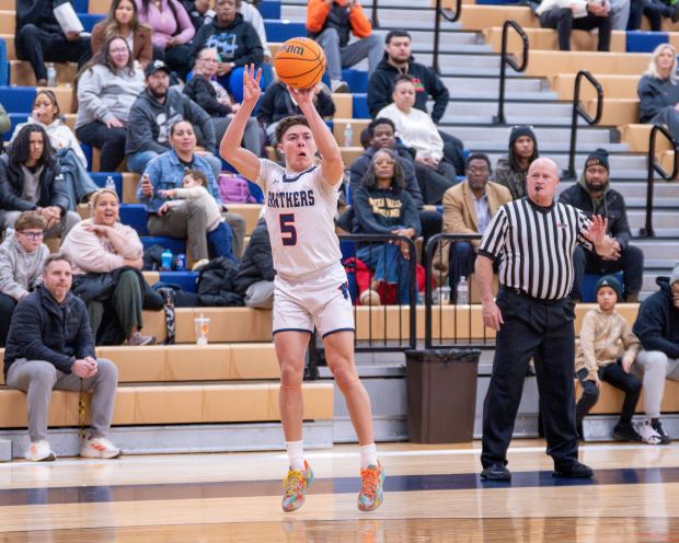 Oswego's Mariano Velasco (5) finds himself wide open for a three point attempt against Metea Valley during a non conference game in Oswego on Wednesday, Jan. 21, 2026. (Jeremy Toney / for the The Beacon-News)
