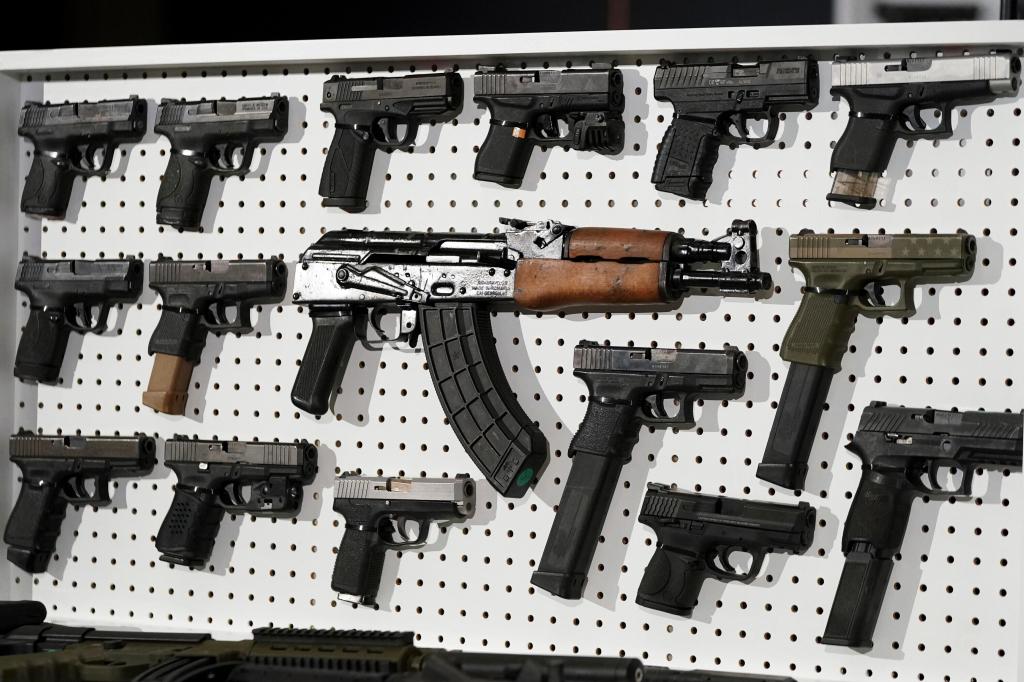 Las estrictas leyes de Canadá prohíben armas de asalto y congelan ventas de pistolas – Chicago Tribune