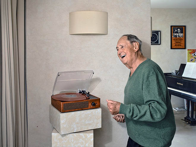 Neil Sedaka, singing craftsman of memorable pop songs, dies at 86