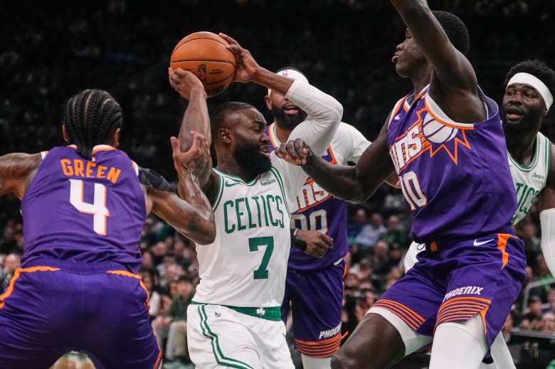 Brown scores 41 as Celtics edge Suns