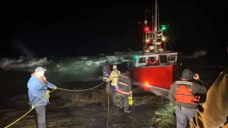 Fishing boat rescued from Gloucester shoreline