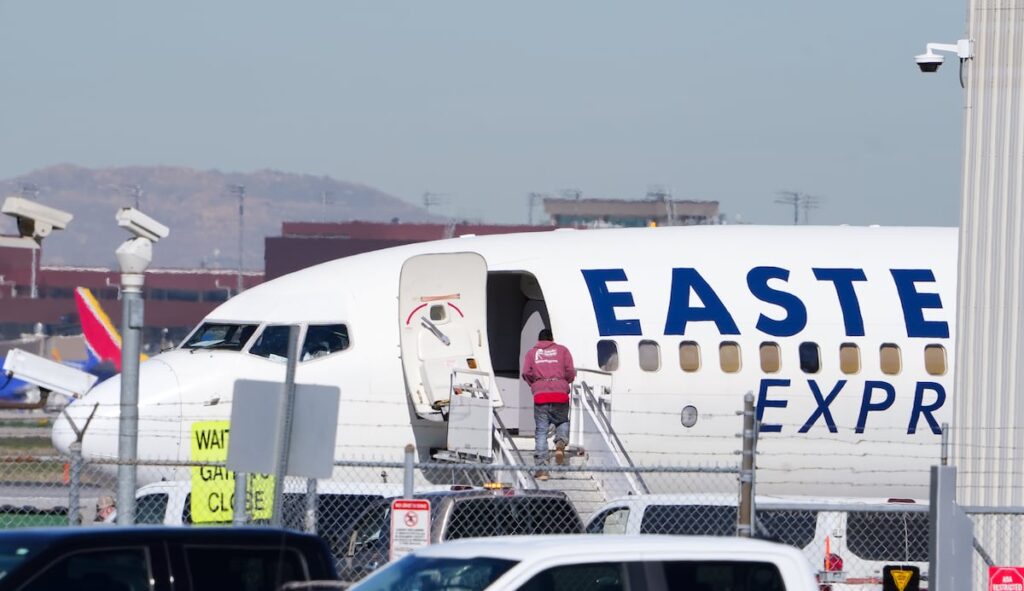 Lo que sabemos de los "vuelos de remoción" por ICE del aeropuerto de Salt Lake City.