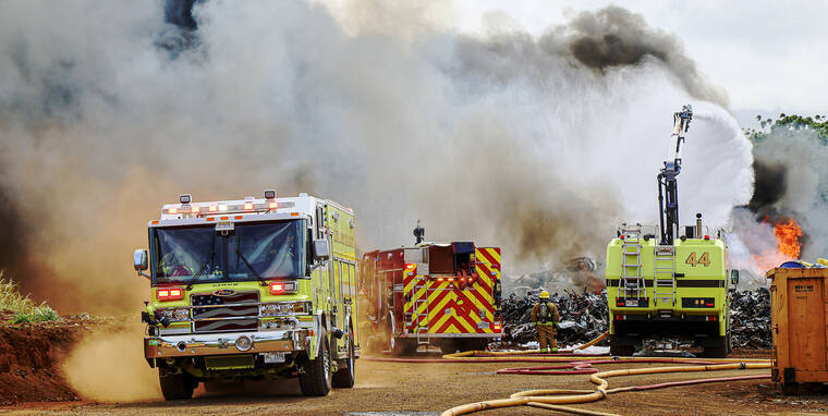 DENNIS FUJIMOTO/THE GARDEN ISLAND
                                The Lihue Airport Rescue and Fire Unit leaves the fire scene to set up a water relay on Wednesday during the multi-vehicle fire near the Isenberg Park in Lihue.