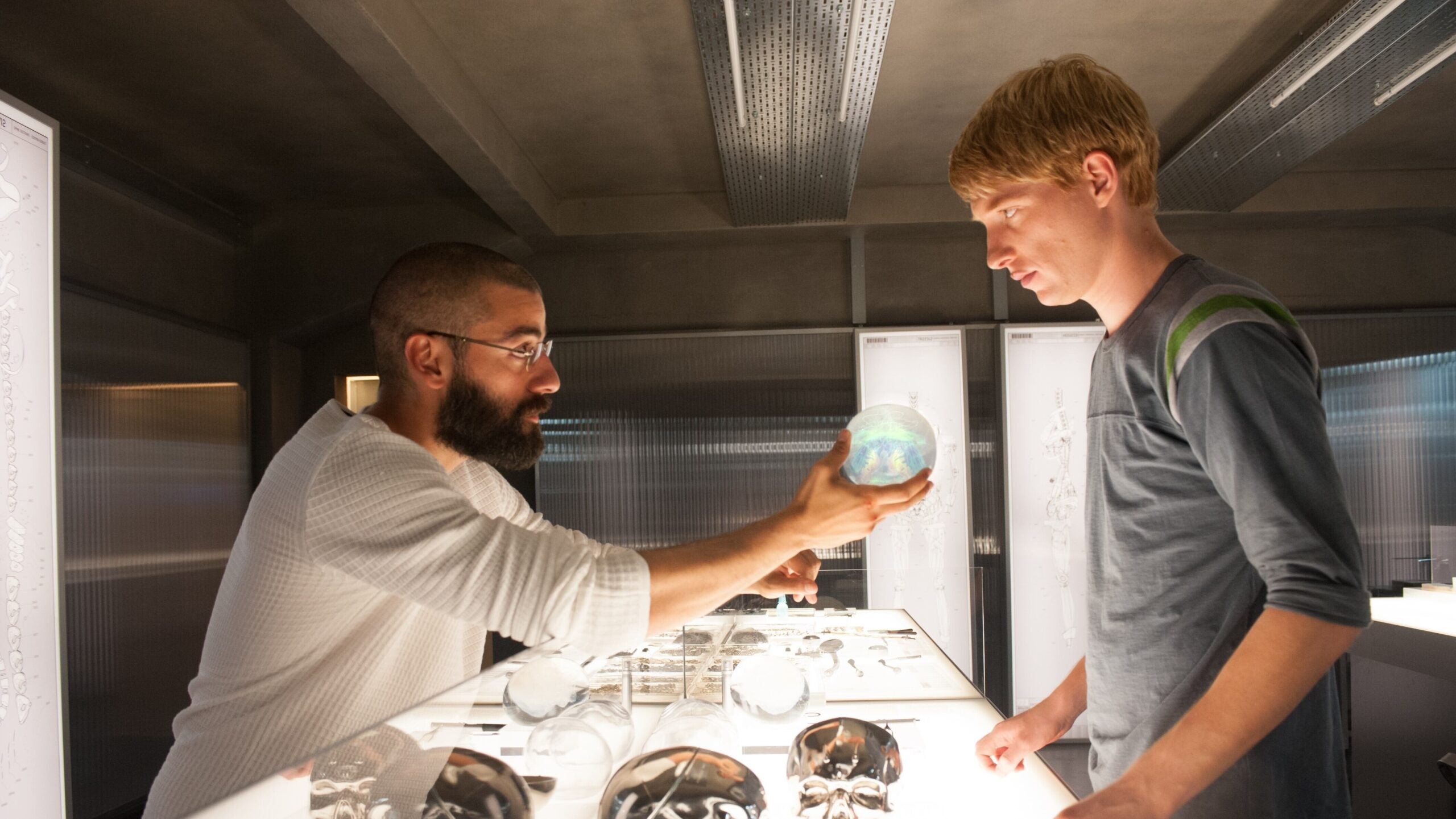 Oscar Isaac and Domhnall Gleeson in 
