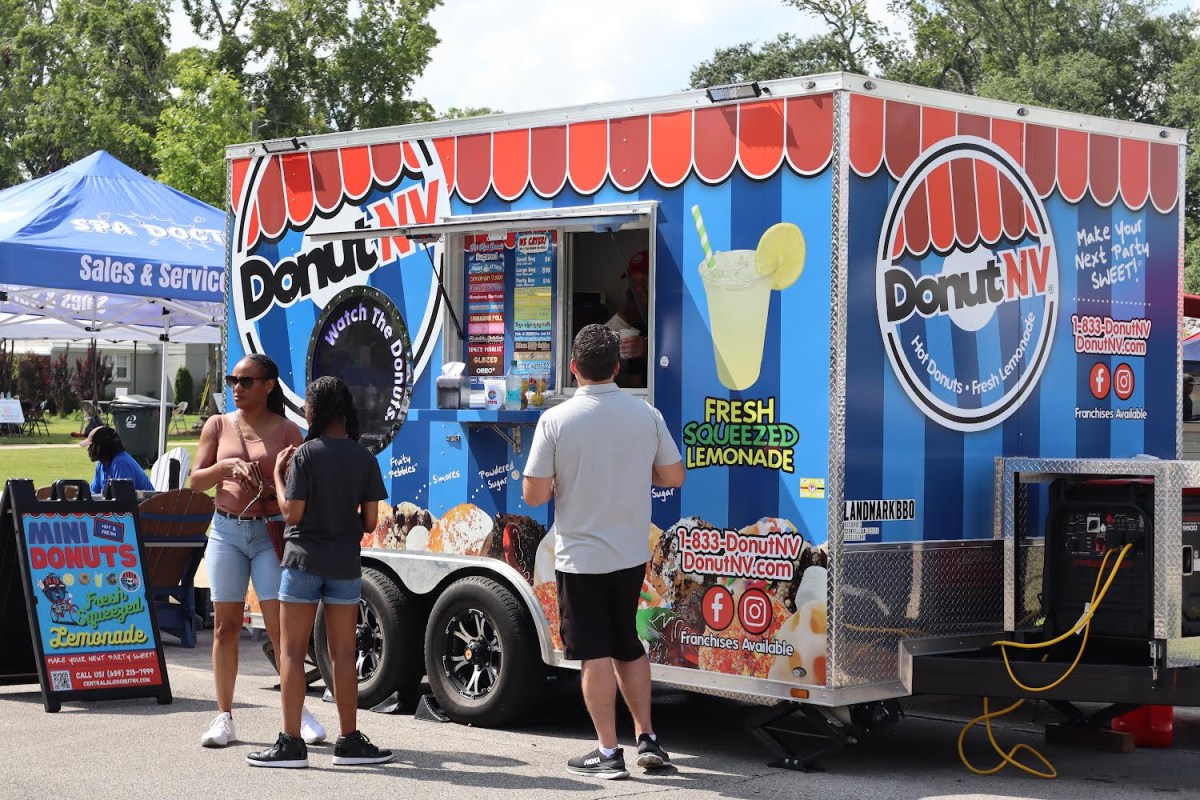 4 reasons this FREE Trussville festival is the perfect way to wrap up summer 5 Festival-goers ordering from the DonutNV food trailer, serving hot donuts and fresh squeezed lemonade, at a previous Trussville Dog Daze event
