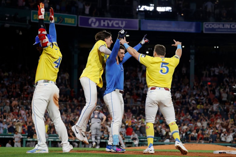 Red Sox score 3 in 9th for walk-off win against Giants