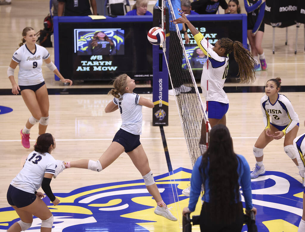 Sierra Vista's Naomi Deckard (10) gets the ball past Foothill's Daphne Lowrey (5) dur ...