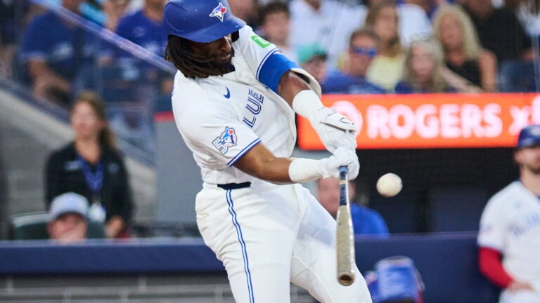 Red Sox lose third straight game, fall to Blue Jays win 2-1