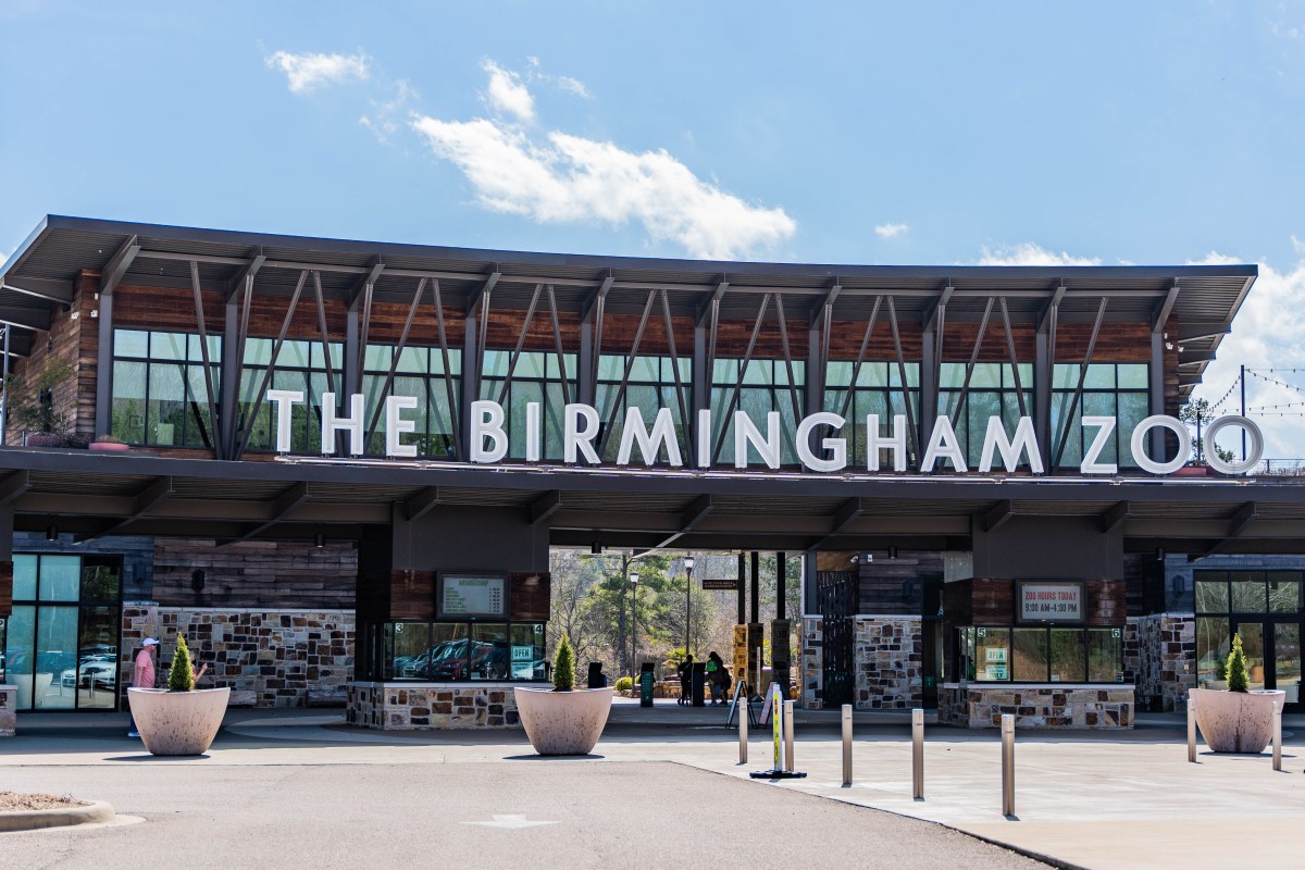 The beautiful Birmingham Zoo entrance. (Jacob Blankenship / Bham Now)
